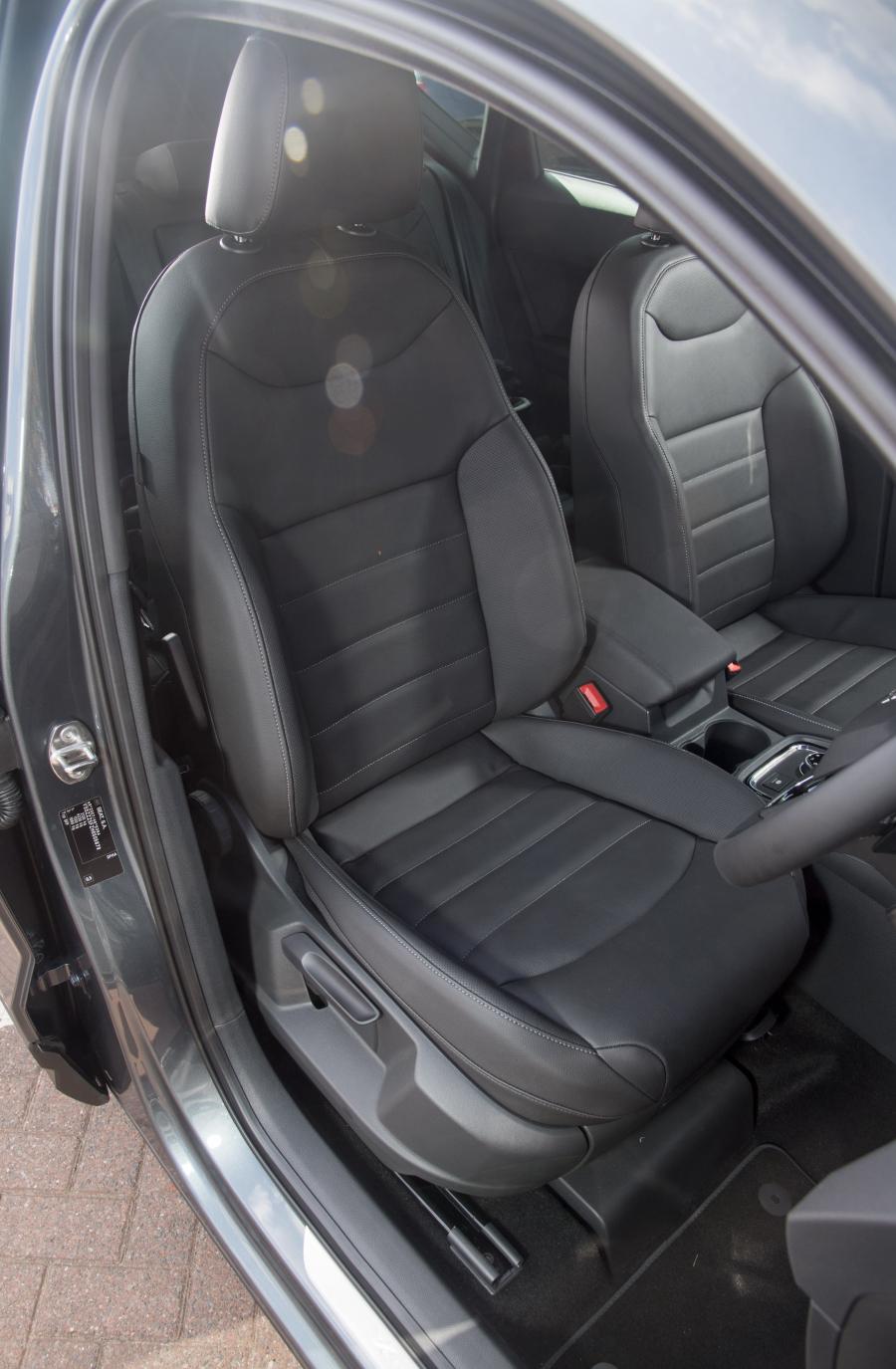Интерьер Seat Ateca 2016 года  (UK) (фото 2 из 25)